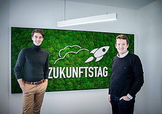 Juri Galkin (links) und Lorenzo Wienecke gründeten die Initiative für wirtschaftliche Jugendbildung und riefen den Zukunftstag ins Leben. (Foto: Initiative für wirtschaftliche Jugendbildung)