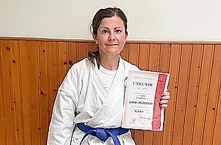 Joanna Grickschas bestand die Prüfung für den blauen Gürtel. (Foto: Gaby Blankenburg-Hollender)