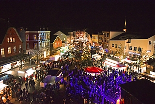 Im Mittelpunkt des Marktplatzes vor dem Rathaus glänzt ein große Weihnachtsbaum. (Foto: Frank)