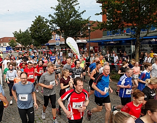 Der Barmstedter Stadtlauf zählt mit seinen Strecken durch Stadt und Natur zu den beliebtesten der Region. Foto: Strandmann/Archiv