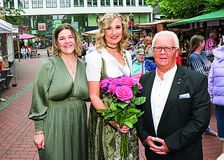 So war es im vorigen Jahr: Die Weinkönigin des Jahres 2023 Finja Leidig (li.) und Jürgen Schumann vom ausrichtenden VBV umrahmen die Weinkönigin 2024 Jenny Preuß. (Foto: Strandmann)