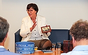 Innenministerin Dr. Sabine Sütterlin-Waack öffnete ihr Schatzkästchen. (Foto: VR Bank in Holstein)