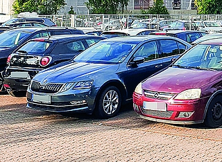Sein Auto in Innenstädten abzustellen, wie hier in Elmshorn, ist häufig teuer oder aus Platzgründen schwierig. In Uetersen ist das anders. (Foto: Strandmann/Archiv) 