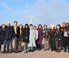 Ausgerüstet mit Kameras und Mikrofonen recherchierten Studierende aus den USA im Bürgerwindpark Raa-Besenbek: Geschäftsführer Hans-Hermann Magens (3. von links) und Kristina Clemens (rechts) vom Landesverband Schleswig-Holstein des Bundesverbands Windenergie beantworteten die Fragen der Nachwuchsjournalisten. (Foto: Frank)