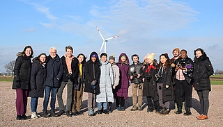 Ausgerüstet mit Kameras und Mikrofonen recherchierten Studierende aus den USA im Bürgerwindpark Raa-Besenbek: Geschäftsführer Hans-Hermann Magens (3. von links) und Kristina Clemens (rechts) vom Landesverband Schleswig-Holstein des Bundesverbands Windenergie beantworteten die Fragen der Nachwuchsjournalisten. (Foto: Frank)