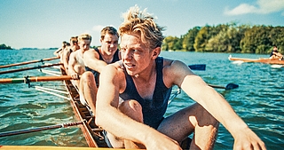 Schauspieler und Ruder-Sportler saßen für diesen Kinofilm in einem Boot. Leonard Kunz im Vordergrund schlüpfte in die Rolle des Ruderers Manfred Rulffs. Gedreht wurde unter anderem auf dem Ratzeburger See. (Foto: Majestic)