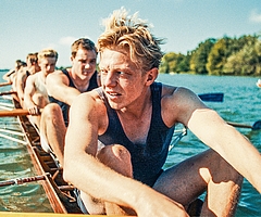 Schauspieler und Ruder-Sportler saßen für diesen Kinofilm in einem Boot. Leonard Kunz im Vordergrund schlüpfte in die Rolle des Ruderers Manfred Rulffs. Gedreht wurde unter anderem auf dem Ratzeburger See. (Foto: Majestic)