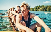 Schauspieler und Ruder-Sportler saßen für diesen Kinofilm in einem Boot. Leonard Kunz im Vordergrund schlüpfte in die Rolle des Ruderers Manfred Rulffs. Gedreht wurde unter anderem auf dem Ratzeburger See. (Foto: Majestic)