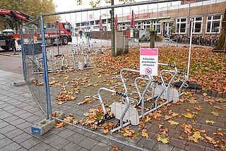 Der Fahrradbügel vorn sowie die drei Elemente links im Hintergrund müssen für die Eisbahn wieder abgebaut werden. (Foto: Frank)