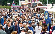 Die Massen schoben sich über die Festmeile am Südufer des Elmshorner Hafens. (Fotos: Ulf Marek)