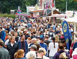 Die Massen schoben sich über die Festmeile am Südufer des Elmshorner Hafens. (Fotos: Ulf Marek)