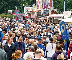 Die Massen schoben sich über die Festmeile am Südufer des Elmshorner Hafens. (Fotos: Ulf Marek)
