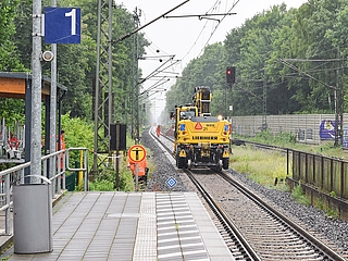 Am Tornescher Bahnhof ist ein Arbeitsfahrzeug auf dem Gleis Richtung Hamburg im Einsatz. (Foto: Frank)