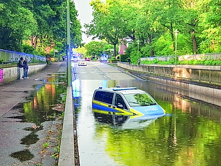 Ein Polizeifahrzeug in den Fluten der vollgelaufenen Unterführung der Wasserstraße. Die Polizisten hatten bei Dunkelheit und Starkregen das Wasser zu spät gesehen. (Foto: Strandmann)