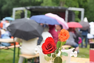 Das Publikum lauschte unter den Regenschirmen. (Foto: Frank)