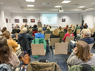 Landrätin Elfi Heesch sprach zu den etwa 50 Teilnehmenden im Kreishaus. (Foto: Kreis Pinneberg)