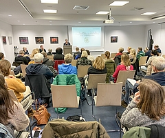Landrätin Elfi Heesch sprach zu den etwa 50 Teilnehmenden im Kreishaus. (Foto: Kreis Pinneberg)