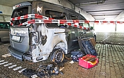 Das Feuer richtete an diesem Kleinbus im Parkhaus im Steindammpark einen Totalschaden an. Foto: Florian Sprenger
