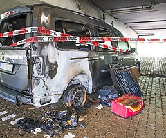 Das Feuer richtete an diesem Kleinbus im Parkhaus im Steindammpark einen Totalschaden an. Foto: Florian Sprenger