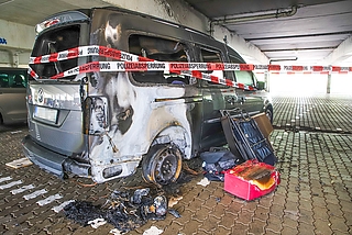 Das Feuer richtete an diesem Kleinbus im Parkhaus im Steindammpark einen Totalschaden an. Foto: Florian Sprenger