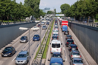 Schon am morgigen Mittwoch wird‘s eng auf den Straßen – gerade auch in Hamburg und Schleswig-Holstein. (Foto: pixabay)