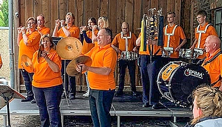 Freuen sich schon auf die neue Veranstaltung am 1. Mai: Mitglieder des Spielmannszuges Klein Nordende-Lieth.  Foto: Spielmannszug Klein Nordende-Lieth 