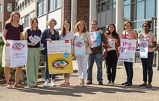 Laden zu den Interkulturellen Wochen in ihren Orten ein: Lucia Emons (von links) aus der Koordinierungsstelle Integration der Stadt Wedel, Katharina Kegel, Integrationsbeauftragte der Stadt Pinneberg, Kerstin Riedel-Walsemann, Integrationskoordinatorin der Stadt Elmshorn, Olha Kots aus dem Team Integration des Kreises Pinneberg, Andja Zdravac-Vojnovic, ehrenamtliche Integrationsbeauftragte der Stadt Barmstedt, Adham Shannan, Integrationsbeauftragter der Gemeinde Halstenbek, Miriam Mahmood, Ehrenamtskoordinatorin der Stadt Uetersen, Eline Joosten, Gleichstellungsbeauftragte der Stadt Uetersen, Vivette Tchuissang Tchiwe aus dem Team Integration des Kreises Pinneberg. (Foto: Kreisverwaltung Pinneberg)