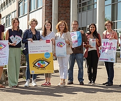 Laden zu den Interkulturellen Wochen in ihren Orten ein: Lucia Emons (von links) aus der Koordinierungsstelle Integration der Stadt Wedel, Katharina Kegel, Integrationsbeauftragte der Stadt Pinneberg, Kerstin Riedel-Walsemann, Integrationskoordinatorin der Stadt Elmshorn, Olha Kots aus dem Team Integration des Kreises Pinneberg, Andja Zdravac-Vojnovic, ehrenamtliche Integrationsbeauftragte der Stadt Barmstedt, Adham Shannan, Integrationsbeauftragter der Gemeinde Halstenbek, Miriam Mahmood, Ehrenamtskoordinatorin der Stadt Uetersen, Eline Joosten, Gleichstellungsbeauftragte der Stadt Uetersen, Vivette Tchuissang Tchiwe aus dem Team Integration des Kreises Pinneberg. (Foto: Kreisverwaltung Pinneberg)