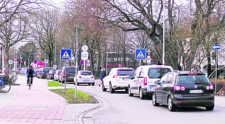Noch am Freitag bildete sich vor der Ampel im Probstendamm eine lange Autoschlange. Am Montag verlängerten Techniker der Firma Swarco die Grünphase, sodass der Verkehr seither besser fließt. (Foto: Frank)
