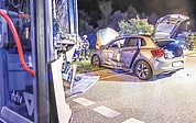 Beim Unfall wurden die beiden Insassen des Pkw schwer verletzt. (Foto: Sprenger)