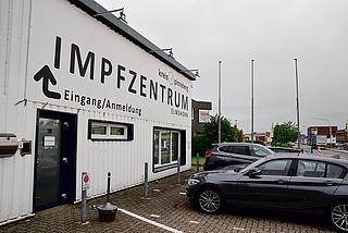 Das Impfzentrum Elmshorn liegt in der Otto-Hahn-Straße 18. (Foto: Jan-Hendrik Frank)