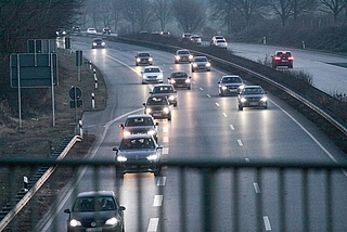 Die Fahrbahndecken in Richtung Heide sollten ursprünglich ab Freitag saniert werden. (Foto: Strandmann/Archiv)
