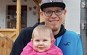 Will leben: Oliver mit seiner einjährigen Tochter. Er sucht dringend einen Stammzellenspender. (Foto: DKMS)