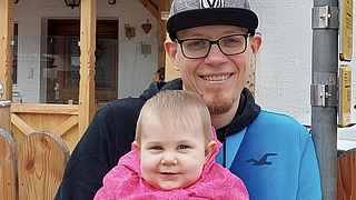 Will leben: Oliver mit seiner einjährigen Tochter. Er sucht dringend einen Stammzellenspender. (Foto: DKMS)