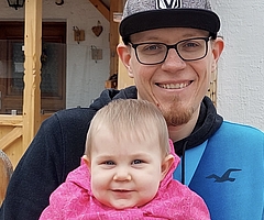 Will leben: Oliver mit seiner einjährigen Tochter. Er sucht dringend einen Stammzellenspender. (Foto: DKMS)