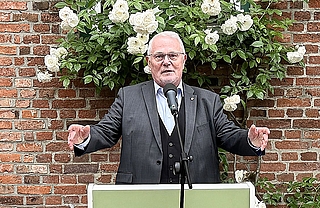 Kreispräsident Helmuth Ahrens bei der Einbürgerungsfeier des Kreises Pinneberg im Juni 2024 in Tornesch. (Foto: Kreis Pinneberg)
