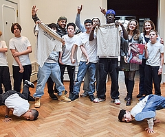 Die Breakdance-Gruppe Crossing Borders mit ihrem Trainer Chris Jackson (3. von links) und Initiatorin Kerstin Thiel (rechts) nimmt die Jugend-Kulturpreisträgerin Hanna Werner in ihre Mitte. (Foto: Frank)
