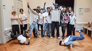 Die Breakdance-Gruppe Crossing Borders mit ihrem Trainer Chris Jackson (3. von links) und Initiatorin Kerstin Thiel (rechts) nimmt die Jugend-Kulturpreisträgerin Hanna Werner in ihre Mitte. (Foto: Frank)