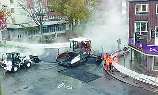 Es dampfte mächtig, als Bauarbeiter in der vorigen Woche die Kreuzung und die angrenzenden Straßen asphaltierten. Ab Mittwoch, 5. November, 5.30 Uhr folgen nun die Markierungsarbeiten. (Foto: Strandmann)