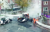 Es dampfte mächtig, als Bauarbeiter in der vorigen Woche die Kreuzung und die angrenzenden Straßen asphaltierten. Ab Mittwoch, 5. November, 5.30 Uhr folgen nun die Markierungsarbeiten. (Foto: Strandmann)