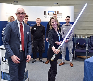 Auch Christina Bichel-Riemer, zuständig für Personal und Finanzen bei der Firma Loll Feinmechanik, wusste, das Lichtschwert zu führen. (Foto: Frank)