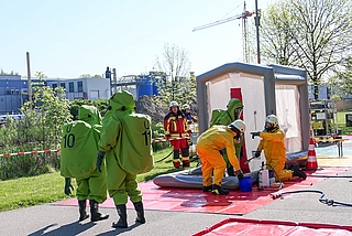Mit über 50 Einsatzkräften in Aktion: Der Löschzug Gefahrgut aus Pinneberg und die Freiwillige Feuerwehr Hetlingen. (Foto: AZV Südholstein)