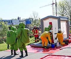 Mit über 50 Einsatzkräften in Aktion: Der Löschzug Gefahrgut aus Pinneberg und die Freiwillige Feuerwehr Hetlingen. (Foto: AZV Südholstein)