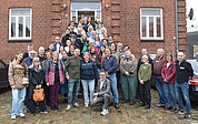 Vor so viel musikalischer Kompetenz ging Oberbürgermeister Erik Sachse in die Knie. Er begrüßte das London Accordion Orchestra und das Akkordeonorchester der Musikschule Elmshorn an der Musikschule. (Foto: Frank)