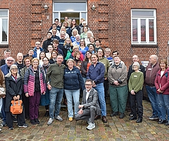 Vor so viel musikalischer Kompetenz ging Oberbürgermeister Erik Sachse in die Knie. Er begrüßte das London Accordion Orchestra und das Akkordeonorchester der Musikschule Elmshorn an der Musikschule. (Foto: Frank)