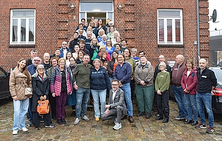 Vor so viel musikalischer Kompetenz ging Oberbürgermeister Erik Sachse in die Knie. Er begrüßte das London Accordion Orchestra und das Akkordeonorchester der Musikschule Elmshorn an der Musikschule. (Foto: Frank)