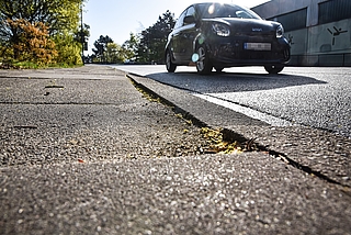 Auf dem Geh- und Radweg über die Ost-West-Brücke klaffen große Spalten im Gehwegpflaster. (Foto: Frank)