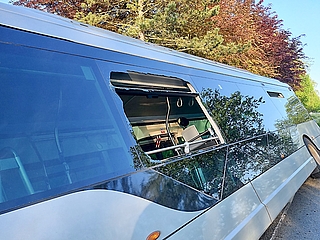 Die Feuerwehr brach ein Seitenfenster auf, durch das die Einsatzkräfte zu den Patienten gelangten. (Foto: RKiSH)