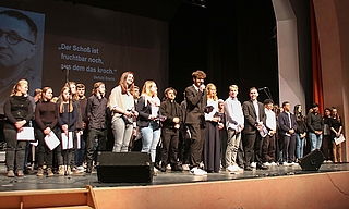 Angeleitet vom künstlerischen Leiter Markus Arendt sangen die Aktiven „Von guten Mächten wunderbar geborgen“, bevor Moderator Can das Publikum bis zum nächsten Jahr verabschiedete. (Foto: Torben Hinz, Elmshorn)