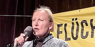 Anna Haentjens sang Friedenslieder. (Foto: Amnesty Elmshorn)